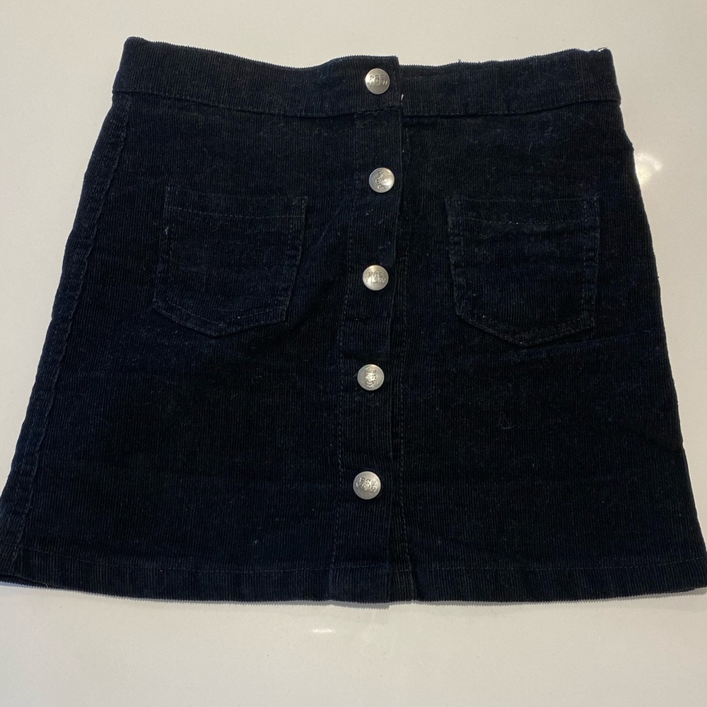 adorable black mini skirt 🥰